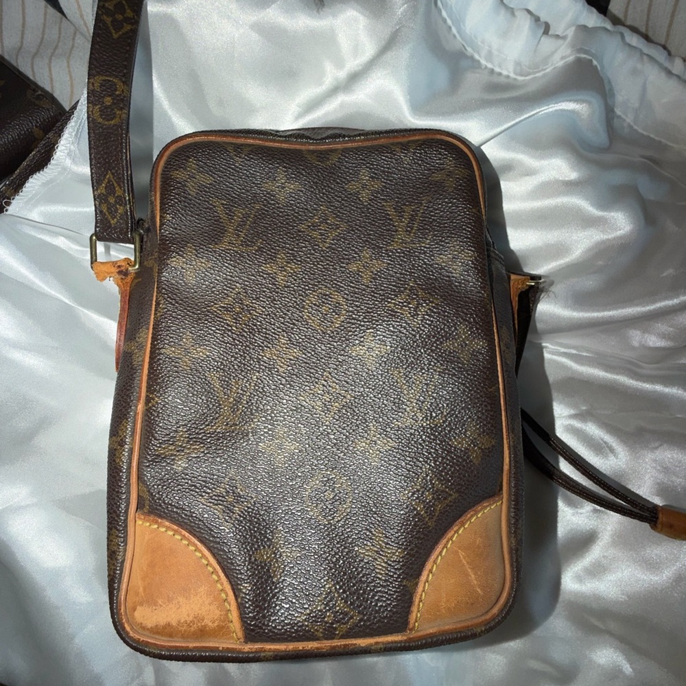 Authentic Louis Vuitton Monogram Amazon crossbody - Picture 5 of 13